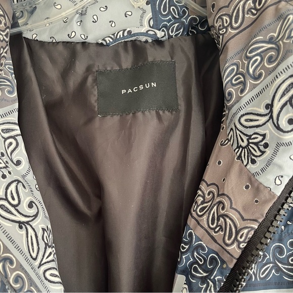 NWT PacSun Blue White Bandana Paisley Patchwork Print Puffer Jacket Men's M - Picture 4 of 12